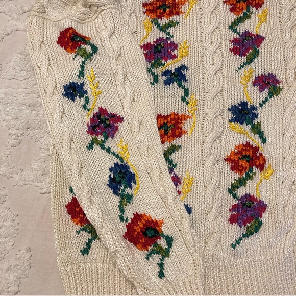 🌸 vtg cable knit sweater with pansies - Picture 3 of 12